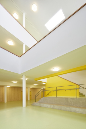 Holz, Beton, 2015, Neubau, Fertigstellung, Kindergarten, Schule, Kinder, Freising, Bayern, Schule, Kita und Sporthalle, Maria Montessori, Caf�, Mensa, Numrich Albrecht Klumpp, Arthur Numrich, Timo Klumpp, Grant Kelly, concrete, wood, gymnasium, school, Bavaria, Gute �nger 32, 85356, sports, kids, Germany, architecture