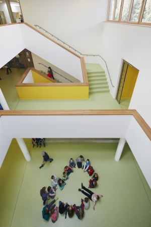 Holz, Beton, 2015, Neubau, Fertigstellung, Kindergarten, Schule, Kinder, Freising, Bayern, Schule, Kita und Sporthalle, Maria Montessori, Caf�, Mensa, Numrich Albrecht Klumpp, Arthur Numrich, Timo Klumpp, Grant Kelly, concrete, wood, gymnasium, school, Bavaria, Gute �nger 32, 85356, sports, kids, Germany, architecture