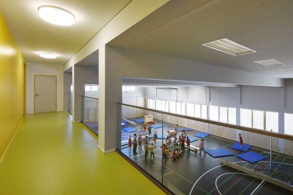 Holz, Beton, 2015, Neubau, Fertigstellung, Kindergarten, Schule, Kinder, Freising, Bayern, Schule, Kita und Sporthalle, Maria Montessori, Caf�, Mensa, Numrich Albrecht Klumpp, Arthur Numrich, Timo Klumpp, Grant Kelly, concrete, wood, gymnasium, school, Bavaria, Gute �nger 32, 85356, sports, kids, Germany, architecture