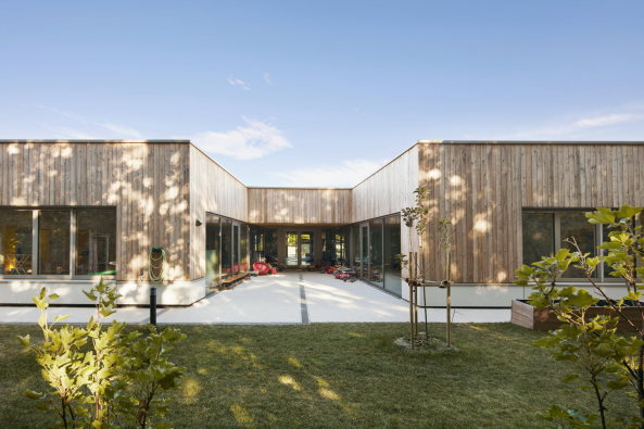 Holz, Beton, 2015, Neubau, Fertigstellung, Kindergarten, Schule, Kinder, Freising, Bayern, Schule, Kita und Sporthalle, Maria Montessori, Caf, Mensa, Numrich Albrecht Klumpp, Arthur Numrich, Timo Klumpp, Grant Kelly, concrete, wood, gymnasium, school, Bavaria, Gute nger 32, 85356, sports, kids, Germany, architecture