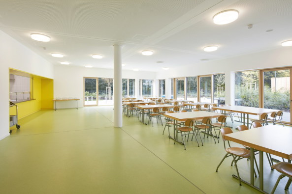 Holz, Beton, 2015, Neubau, Fertigstellung, Kindergarten, Schule, Kinder, Freising, Bayern, Schule, Kita und Sporthalle, Maria Montessori, Caf�, Mensa, Numrich Albrecht Klumpp, Arthur Numrich, Timo Klumpp, Grant Kelly, concrete, wood, gymnasium, school, Bavaria, Gute �nger 32, 85356, sports, kids, Germany, architecture
