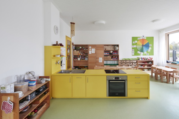 Holz, Beton, 2015, Neubau, Fertigstellung, Kindergarten, Schule, Kinder, Freising, Bayern, Schule, Kita und Sporthalle, Maria Montessori, Caf, Mensa, Numrich Albrecht Klumpp, Arthur Numrich, Timo Klumpp, Grant Kelly, concrete, wood, gymnasium, school, Bavaria, Gute nger 32, 85356, sports, kids, Germany, architecture