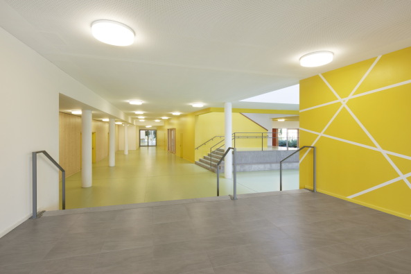 Holz, Beton, 2015, Neubau, Fertigstellung, Kindergarten, Schule, Kinder, Freising, Bayern, Schule, Kita und Sporthalle, Maria Montessori, Caf�, Mensa, Numrich Albrecht Klumpp, Arthur Numrich, Timo Klumpp, Grant Kelly, concrete, wood, gymnasium, school, Bavaria, Gute �nger 32, 85356, sports, kids, Germany, architecture