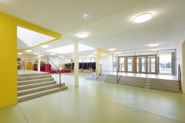 Holz, Beton, 2015, Neubau, Fertigstellung, Kindergarten, Schule, Kinder, Freising, Bayern, Schule, Kita und Sporthalle, Maria Montessori, Caf, Mensa, Numrich Albrecht Klumpp, Arthur Numrich, Timo Klumpp, Grant Kelly, concrete, wood, gymnasium, school, Bavaria, Gute nger 32, 85356, sports, kids, Germany, architecture