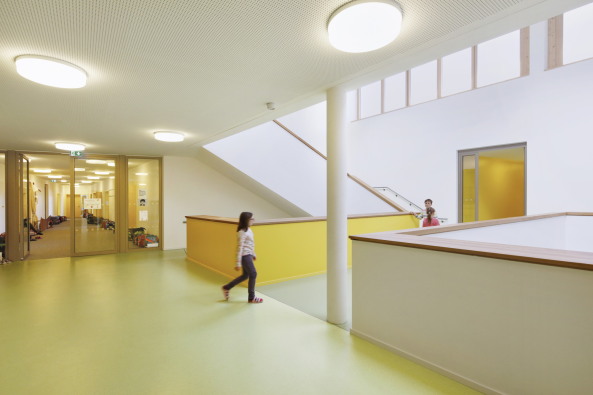 Holz, Beton, 2015, Neubau, Fertigstellung, Kindergarten, Schule, Kinder, Freising, Bayern, Schule, Kita und Sporthalle, Maria Montessori, Caf�, Mensa, Numrich Albrecht Klumpp, Arthur Numrich, Timo Klumpp, Grant Kelly, concrete, wood, gymnasium, school, Bavaria, Gute �nger 32, 85356, sports, kids, Germany, architecture