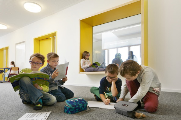 Holz, Beton, 2015, Neubau, Fertigstellung, Kindergarten, Schule, Kinder, Freising, Bayern, Schule, Kita und Sporthalle, Maria Montessori, Caf�, Mensa, Numrich Albrecht Klumpp, Arthur Numrich, Timo Klumpp, Grant Kelly, concrete, wood, gymnasium, school, Bavaria, Gute �nger 32, 85356, sports, kids, Germany, architecture