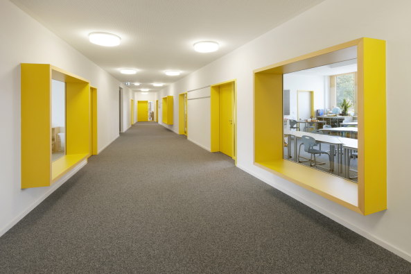 Holz, Beton, 2015, Neubau, Fertigstellung, Kindergarten, Schule, Kinder, Freising, Bayern, Schule, Kita und Sporthalle, Maria Montessori, Caf�, Mensa, Numrich Albrecht Klumpp, Arthur Numrich, Timo Klumpp, Grant Kelly, concrete, wood, gymnasium, school, Bavaria, Gute �nger 32, 85356, sports, kids, Germany, architecture