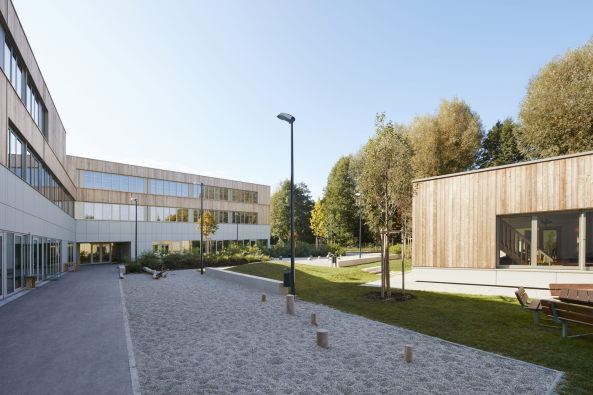 Holz, Beton, 2015, Neubau, Fertigstellung, Kindergarten, Schule, Kinder, Freising, Bayern, Schule, Kita und Sporthalle, Maria Montessori, Caf, Mensa, Numrich Albrecht Klumpp, Arthur Numrich, Timo Klumpp, Grant Kelly, concrete, wood, gymnasium, school, Bavaria, Gute nger 32, 85356, sports, kids, Germany, architecture