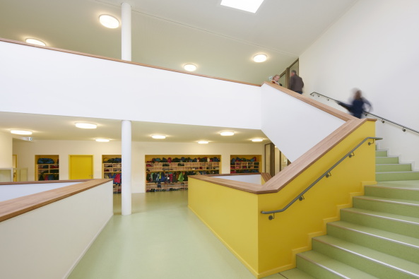 Holz, Beton, 2015, Neubau, Fertigstellung, Kindergarten, Schule, Kinder, Freising, Bayern, Schule, Kita und Sporthalle, Maria Montessori, Caf�, Mensa, Numrich Albrecht Klumpp, Arthur Numrich, Timo Klumpp, Grant Kelly, concrete, wood, gymnasium, school, Bavaria, Gute �nger 32, 85356, sports, kids, Germany, architecture