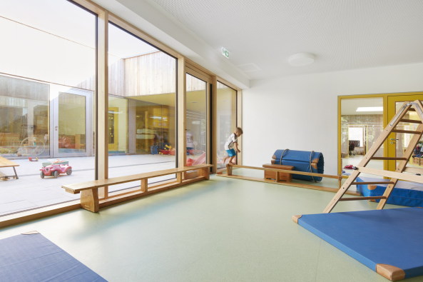 Holz, Beton, 2015, Neubau, Fertigstellung, Kindergarten, Schule, Kinder, Freising, Bayern, Schule, Kita und Sporthalle, Maria Montessori, Caf, Mensa, Numrich Albrecht Klumpp, Arthur Numrich, Timo Klumpp, Grant Kelly, concrete, wood, gymnasium, school, Bavaria, Gute nger 32, 85356, sports, kids, Germany, architecture