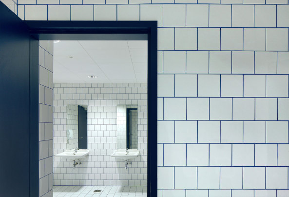 plusofficearchitects, gold, golden facade, Bibliothek, Mediathek, mediatheque, goldpreis, neubau, Belgien, Br�ssel, Rem Koolhaas, Prada, mailand, Blattgoldfassade, Metalpaneele, Legierung, Nathan Ooms, Ward Verbakel, Goldene H�lle, Bibliothek in Belgien, plusoffice, Raum f�r B�cher, books, goldene Letter, Passivhaus, Passivbauweise, Nachhaltiges Bauen, sustainable architecture, belgian houses, Artgerechte Buchhaltung, Baunetz, Baunetzwoche