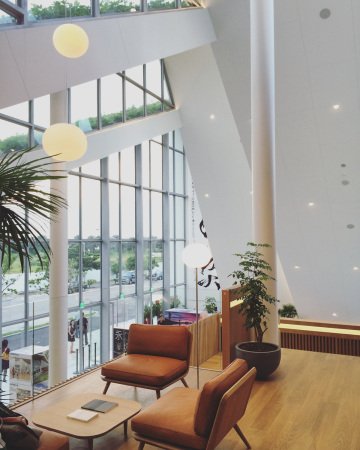 Musterhaus, Gebirge, KiBiSi, Bjarke Ingels Group, BIG; Kopenhagen, Taiwan, Hualien, Ebene, Schieferplatte, artificial Mountains, Glas, glass, Roof vegetation, natural circulation, shadow, Schatten,