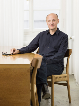Der Architekt Christian Kerez portraitiert in seinem Atelier in Zürich, Foto: Pro Helvetia/Christian Beutler