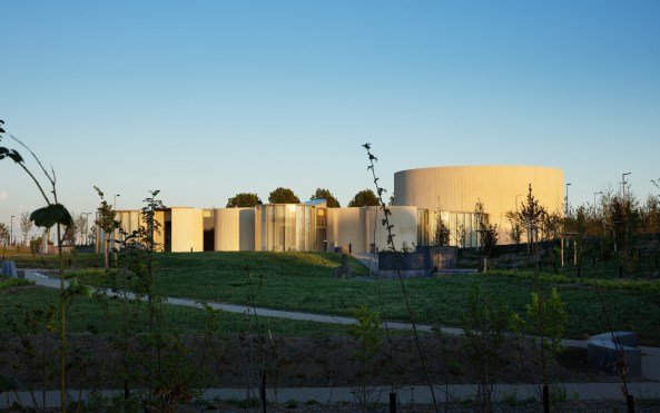 Krematorium, crematorium, ceremony hall, landscaping, Parkanlage, circle, Kreis, symbolic, Symbol, symbolisch, mourning, Trauer, Death, Tod, France, Frankreich, PLAN01