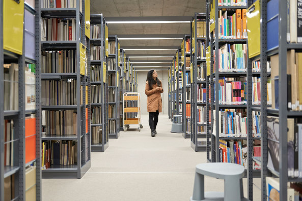 Neubau BURG Mediathek, Burg Giebichenstein, Campus Design am Neuwerk, Kunsthochschule Halle, Neubau Mediathek Burg Giebichenstein, f 29 Architekten, ZILA Architekten, Rehwaldt Landschaftsarchitekten, Holzbau, Holzfassade, Hochschulmediathek, Baukosten, Deisgn, Architektur, Sachsen, Grundriss, Energiekonzept, Fassade, facade, wood, Strenge Fassade, Luftraum, Bibliothek, Raster, Regale, Medien, Flachdecke, Campusgebude, Unigebude, Neuwerk