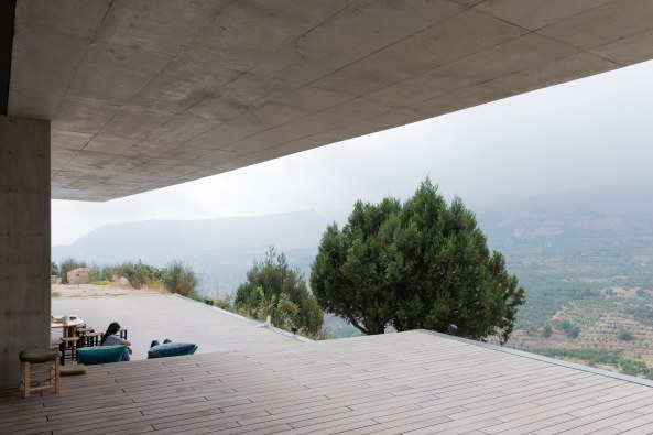 Beton, feink�rnig, Libanon, Bekaa, Gebirge, concrete, Youssef Tohme, Lebanon, Akoura, Villa, mountain, lebanese mountains, u-f�rmig, courtyard, long terrasse, Terrasse, Plattform, platform