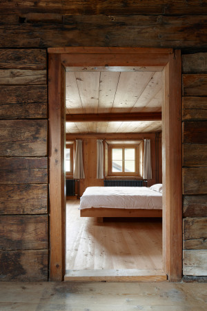 Baumhauer Architekten, Florins, Haus Florins, Holz, Umbau, Engadin, Engadiner Haus, Bauernhaus, Scheune, Umbau, Bauen im Bestand, Philipp Baumhauer, Engadinerhaus, L�rchenholz, Holzkubus, Zimmermannskunst, Dachstuhl, Wand, Florins, Wand, Bautradition, Zweitwonsitz, Architekt Philipp Baumhauer, Erweiterungsbau, Holzeinbau, Sch�ner Wohnen, best architects, Altbau, Sanierung, Denkmalpflege, Architektur in der Schweiz, Schweiz Wei�, Scheunenumbau