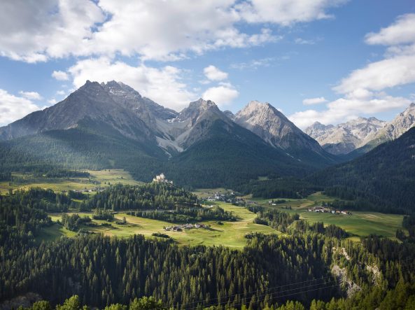 Baumhauer Architekten, Florins, Haus Florins, Holz, Umbau, Engadin, Engadiner Haus, Bauernhaus, Scheune, Umbau, Bauen im Bestand, Philipp Baumhauer, Engadinerhaus, Lrchenholz, Holzkubus, Zimmermannskunst, Dachstuhl, Wand, Florins, Wand, Bautradition, Zweitwonsitz, Architekt Philipp Baumhauer, Erweiterungsbau, Holzeinbau, Schner Wohnen, best architects, Altbau, Sanierung, Denkmalpflege, Architektur in der Schweiz, Schweiz Wei, Scheunenumbau