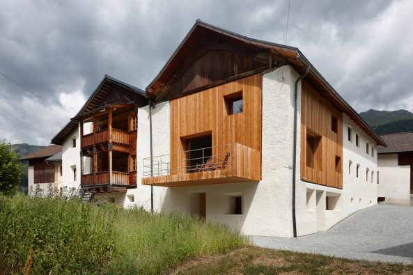 Baumhauer Architekten, Florins, Haus Florins, Holz, Umbau, Engadin, Engadiner Haus, Bauernhaus, Scheune, Umbau, Bauen im Bestand, Philipp Baumhauer, Engadinerhaus, L�rchenholz, Holzkubus, Zimmermannskunst, Dachstuhl, Wand, Florins, Wand, Bautradition, Zweitwonsitz, Architekt Philipp Baumhauer, Erweiterungsbau, Holzeinbau, Sch�ner Wohnen, best architects, Altbau, Sanierung, Denkmalpflege, Architektur in der Schweiz, Schweiz Wei�, Scheunenumbau