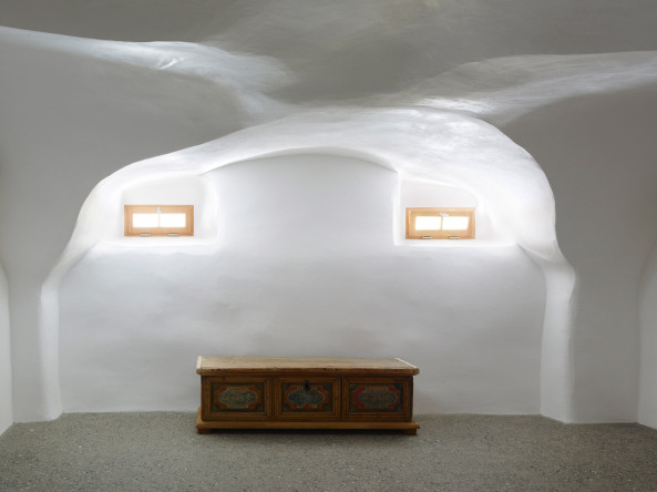 Baumhauer Architekten, Florins, Haus Florins, Holz, Umbau, Engadin, Engadiner Haus, Bauernhaus, Scheune, Umbau, Bauen im Bestand, Philipp Baumhauer, Engadinerhaus, L�rchenholz, Holzkubus, Zimmermannskunst, Dachstuhl, Wand, Florins, Wand, Bautradition, Zweitwonsitz, Architekt Philipp Baumhauer, Erweiterungsbau, Holzeinbau, Sch�ner Wohnen, best architects, Altbau, Sanierung, Denkmalpflege, Architektur in der Schweiz, Schweiz Wei�, Scheunenumbau