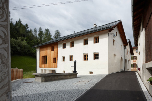 Baumhauer Architekten, Florins, Haus Florins, Holz, Umbau, Engadin, Engadiner Haus, Bauernhaus, Scheune, Umbau, Bauen im Bestand, Philipp Baumhauer, Engadinerhaus, L�rchenholz, Holzkubus, Zimmermannskunst, Dachstuhl, Wand, Florins, Wand, Bautradition, Zweitwonsitz, Architekt Philipp Baumhauer, Erweiterungsbau, Holzeinbau, Sch�ner Wohnen, best architects, Altbau, Sanierung, Denkmalpflege, Architektur in der Schweiz, Schweiz Wei�, Scheunenumbau