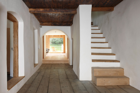 Baumhauer Architekten, Florins, Haus Florins, Holz, Umbau, Engadin, Engadiner Haus, Bauernhaus, Scheune, Umbau, Bauen im Bestand, Philipp Baumhauer, Engadinerhaus, L�rchenholz, Holzkubus, Zimmermannskunst, Dachstuhl, Wand, Florins, Wand, Bautradition, Zweitwonsitz, Architekt Philipp Baumhauer, Erweiterungsbau, Holzeinbau, Sch�ner Wohnen, best architects, Altbau, Sanierung, Denkmalpflege, Architektur in der Schweiz, Schweiz Wei�, Scheunenumbau