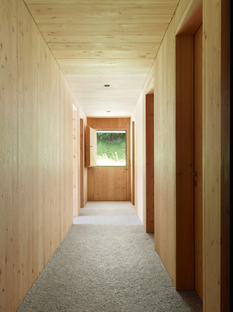 Baumhauer Architekten, Florins, Haus Florins, Holz, Umbau, Engadin, Engadiner Haus, Bauernhaus, Scheune, Umbau, Bauen im Bestand, Philipp Baumhauer, Engadinerhaus, L�rchenholz, Holzkubus, Zimmermannskunst, Dachstuhl, Wand, Florins, Wand, Bautradition, Zweitwonsitz, Architekt Philipp Baumhauer, Erweiterungsbau, Holzeinbau, Sch�ner Wohnen, best architects, Altbau, Sanierung, Denkmalpflege, Architektur in der Schweiz, Schweiz Wei�, Scheunenumbau