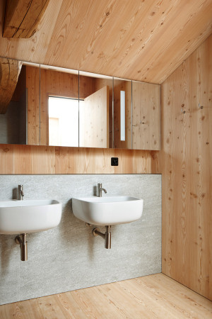 Baumhauer Architekten, Florins, Haus Florins, Holz, Umbau, Engadin, Engadiner Haus, Bauernhaus, Scheune, Umbau, Bauen im Bestand, Philipp Baumhauer, Engadinerhaus, L�rchenholz, Holzkubus, Zimmermannskunst, Dachstuhl, Wand, Florins, Wand, Bautradition, Zweitwonsitz, Architekt Philipp Baumhauer, Erweiterungsbau, Holzeinbau, Sch�ner Wohnen, best architects, Altbau, Sanierung, Denkmalpflege, Architektur in der Schweiz, Schweiz Wei�, Scheunenumbau