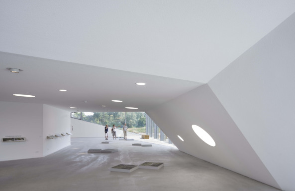 Erdaufsch�ttung, earthwork, Biomasse, Bodenheizung, Museum, Pavillons, begr�ntes Dach, Pyramide, Insel, Biesbosch, Studio Marco Vermeulen, National Park, Nationalpark, Polder, polder, Deich, roof of gras, herbs, isolation, exhibition,  island, Insel