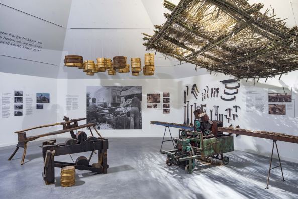 Erdaufsch�ttung, earthwork, Biomasse, Bodenheizung, Museum, Pavillons, begr�ntes Dach, Pyramide, Insel, Biesbosch, Studio Marco Vermeulen, National Park, Nationalpark, Polder, polder, Deich, roof of gras, herbs, isolation, exhibition,  island, Insel