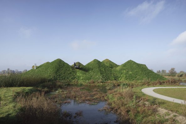 Erdaufsch�ttung, earthwork, Biomasse, Bodenheizung, Museum, Pavillons, begr�ntes Dach, Pyramide, Insel, Biesbosch, Studio Marco Vermeulen, National Park, Nationalpark, Polder, polder, Deich, roof of gras, herbs, isolation, exhibition,  island, Insel