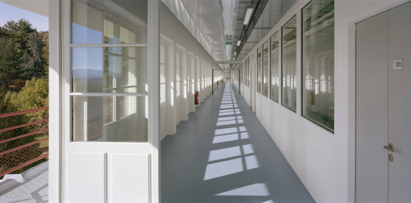 Sanatorium, Rationalismus, Mauerwerk, Riegel, f�nf Stockwerke, Architekturausbildung, Umbau, transformation, Du Besset-Lyon, Clermont Ferrand, Frankreich, ateliers, Sun, shadow, mirror, facade, steel structure