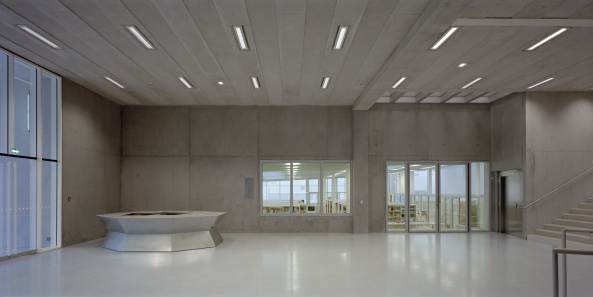 Sanatorium, Rationalismus, Mauerwerk, Riegel, f�nf Stockwerke, Architekturausbildung, Umbau, transformation, Du Besset-Lyon, Clermont Ferrand, Frankreich, ateliers, Sun, shadow, mirror, facade, steel structure