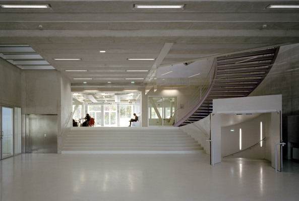 Sanatorium, Rationalismus, Mauerwerk, Riegel, f�nf Stockwerke, Architekturausbildung, Umbau, transformation, Du Besset-Lyon, Clermont Ferrand, Frankreich, ateliers, Sun, shadow, mirror, facade, steel structure