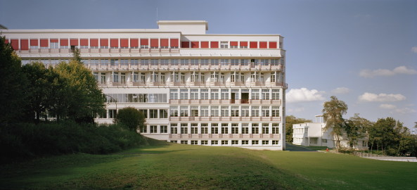 Sanatorium, Rationalismus, Mauerwerk, Riegel, f�nf Stockwerke, Architekturausbildung, Umbau, transformation, Du Besset-Lyon, Clermont Ferrand, Frankreich, ateliers, Sun, shadow, mirror, facade, steel structure
