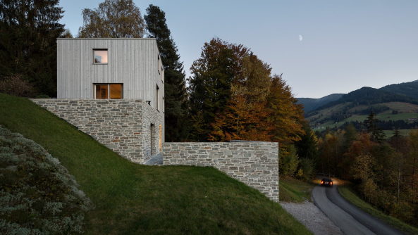LP Architektur, Neubau, Holzhaus, Stein, Abhang, Hang, Austria, hill, �sterreich, single family house, Sockel, drei Geschosse, Alpen, Berge, Alps, 2015, Fertigstellung, Leogang, Tektonik, wood, stone, Natur, Wald, Wiese, nature, Topographie, topography,