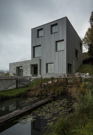 LP Architektur, Neubau, Holzhaus, Stein, Abhang, Hang, Austria, hill, �sterreich, single family house, Sockel, drei Geschosse, Alpen, Berge, Alps, 2015, Fertigstellung, Leogang, Tektonik, wood, stone, Natur, Wald, Wiese, nature, Topographie, topography,