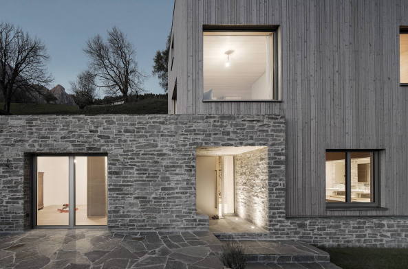 LP Architektur, Neubau, Holzhaus, Stein, Abhang, Hang, Austria, hill, �sterreich, single family house, Sockel, drei Geschosse, Alpen, Berge, Alps, 2015, Fertigstellung, Leogang, Tektonik, wood, stone, Natur, Wald, Wiese, nature, Topographie, topography,