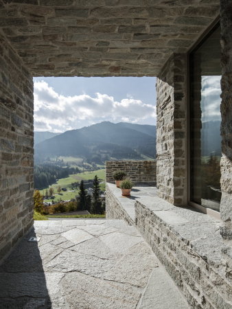 LP Architektur, Neubau, Holzhaus, Stein, Abhang, Hang, Austria, hill, �sterreich, single family house, Sockel, drei Geschosse, Alpen, Berge, Alps, 2015, Fertigstellung, Leogang, Tektonik, wood, stone, Natur, Wald, Wiese, nature, Topographie, topography,