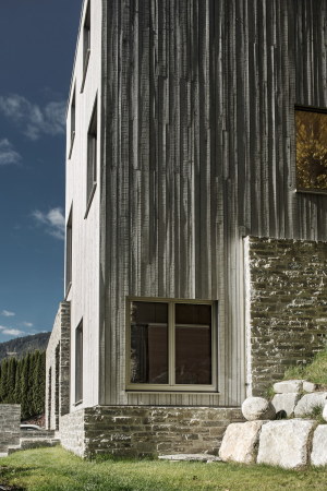 LP Architektur, Neubau, Holzhaus, Stein, Abhang, Hang, Austria, hill, �sterreich, single family house, Sockel, drei Geschosse, Alpen, Berge, Alps, 2015, Fertigstellung, Leogang, Tektonik, wood, stone, Natur, Wald, Wiese, nature, Topographie, topography,