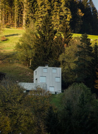 LP Architektur, Neubau, Holzhaus, Stein, Abhang, Hang, Austria, hill, �sterreich, single family house, Sockel, drei Geschosse, Alpen, Berge, Alps, 2015, Fertigstellung, Leogang, Tektonik, wood, stone, Natur, Wald, Wiese, nature, Topographie, topography,