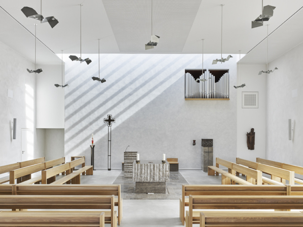 Kirche; Neubau; Oberursel; Steinbach; Kissler + Effgen Architekten; BDA; Spolien; Gemeindezentrum; gemeindesaal; Kirche mit Glockenturm; Dietmar Strau�; St. Ursula; Katholische Gemeinde; Schrumpfung