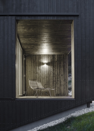 Wohnhaus, LP Architektur, Architekten, Neubau, Wohnungsbau, EFH, Einfamilienhaus, Holzbau, Holz, 2015, Fertigstellung, hanglage, hillside, Austria, housing, villa, house, mansion, architecture, wood, tree, single family house, private, intimate, Schwarz, black blacked out, schwarzes Holz, dunkel, Kontrast