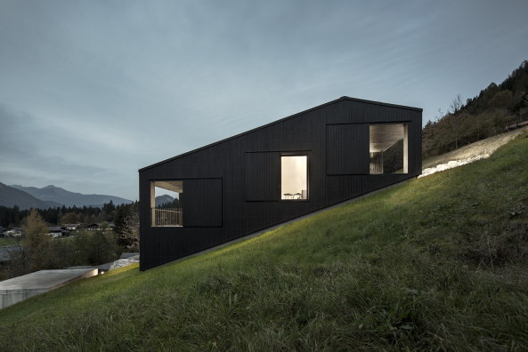 Wohnhaus, LP Architektur, Architekten, Neubau, Wohnungsbau, EFH, Einfamilienhaus, Holzbau, Holz, 2015, Fertigstellung, hanglage, hillside, Austria, housing, villa, house, mansion, architecture, wood, tree, single family house, private, intimate, Schwarz, black blacked out, schwarzes Holz, dunkel, Kontrast