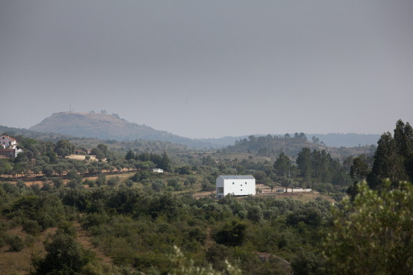 Joo Mendes Ribeiro, Fonte Boa, Fartosa, Penela, Portugal, portugese, portugiesisches Haus, Wohnhaus, Ferienhaus, Ausblick, Fenster, reduziert, Grundformen, hoch, steil, weiss, verputzt, glatt, Fassade, hell, Neubau, 2015, Jos Campos, Holz, Holzbau, view, single family house, windows, reduced, primary forms,