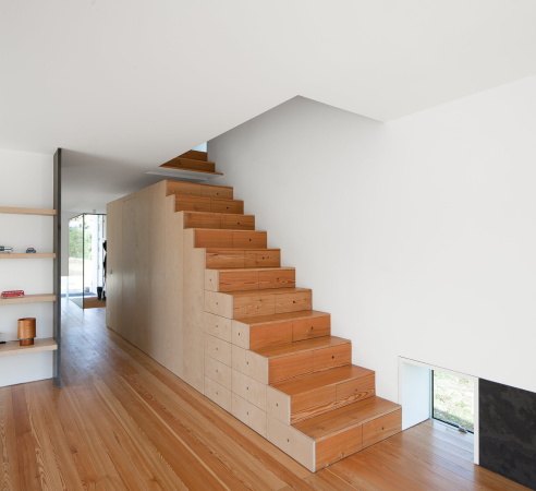 Joo Mendes Ribeiro, Fonte Boa, Fartosa, Penela, Portugal, portugese, portugiesisches Haus, Wohnhaus, Ferienhaus, Ausblick, Fenster, reduziert, Grundformen, hoch, steil, weiss, verputzt, glatt, Fassade, hell, Neubau, 2015, Jos Campos, Holz, Holzbau, view, single family house, windows, reduced, primary forms,