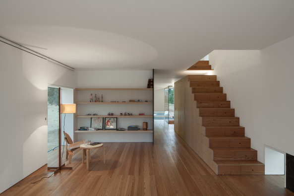 Joo Mendes Ribeiro, Fonte Boa, Fartosa, Penela, Portugal, portugese, portugiesisches Haus, Wohnhaus, Ferienhaus, Ausblick, Fenster, reduziert, Grundformen, hoch, steil, weiss, verputzt, glatt, Fassade, hell, Neubau, 2015, Jos Campos, Holz, Holzbau, view, single family house, windows, reduced, primary forms,