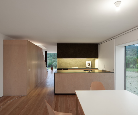 Joo Mendes Ribeiro, Fonte Boa, Fartosa, Penela, Portugal, portugese, portugiesisches Haus, Wohnhaus, Ferienhaus, Ausblick, Fenster, reduziert, Grundformen, hoch, steil, weiss, verputzt, glatt, Fassade, hell, Neubau, 2015, Jos Campos, Holz, Holzbau, view, single family house, windows, reduced, primary forms,