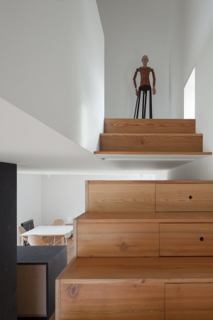 Joo Mendes Ribeiro, Fonte Boa, Fartosa, Penela, Portugal, portugese, portugiesisches Haus, Wohnhaus, Ferienhaus, Ausblick, Fenster, reduziert, Grundformen, hoch, steil, weiss, verputzt, glatt, Fassade, hell, Neubau, 2015, Jos Campos, Holz, Holzbau, view, single family house, windows, reduced, primary forms,