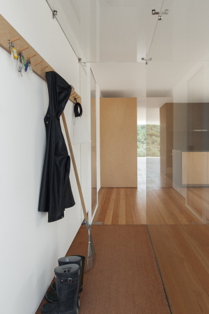 Joo Mendes Ribeiro, Fonte Boa, Fartosa, Penela, Portugal, portugese, portugiesisches Haus, Wohnhaus, Ferienhaus, Ausblick, Fenster, reduziert, Grundformen, hoch, steil, weiss, verputzt, glatt, Fassade, hell, Neubau, 2015, Jos Campos, Holz, Holzbau, view, single family house, windows, reduced, primary forms,